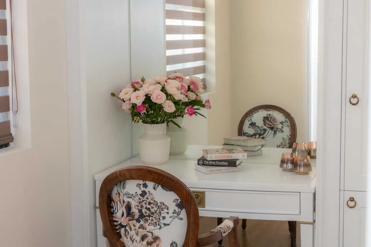 FHA home loan benefits infographic by HighTide Mortgage illustrating eligibility criteria and mortgage calculator features.